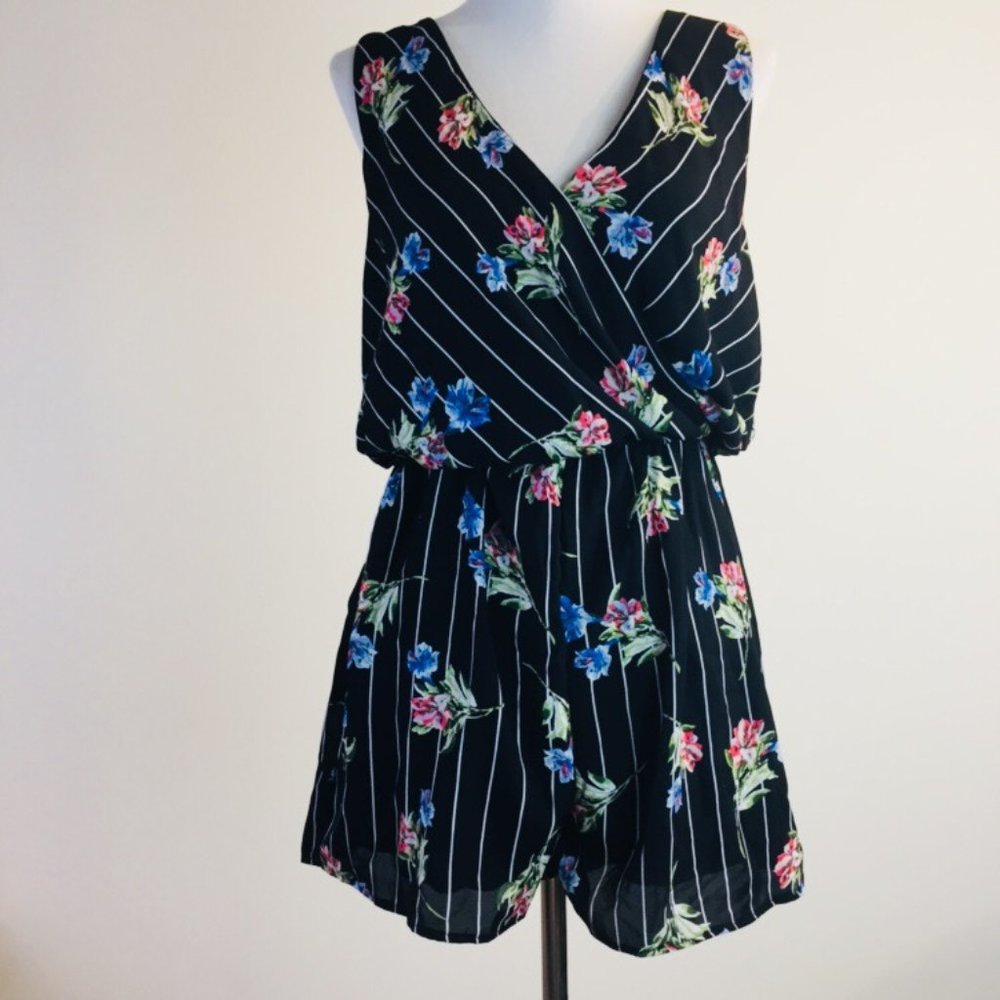 Francesca's Everly Black Floral Romper NWT Medium